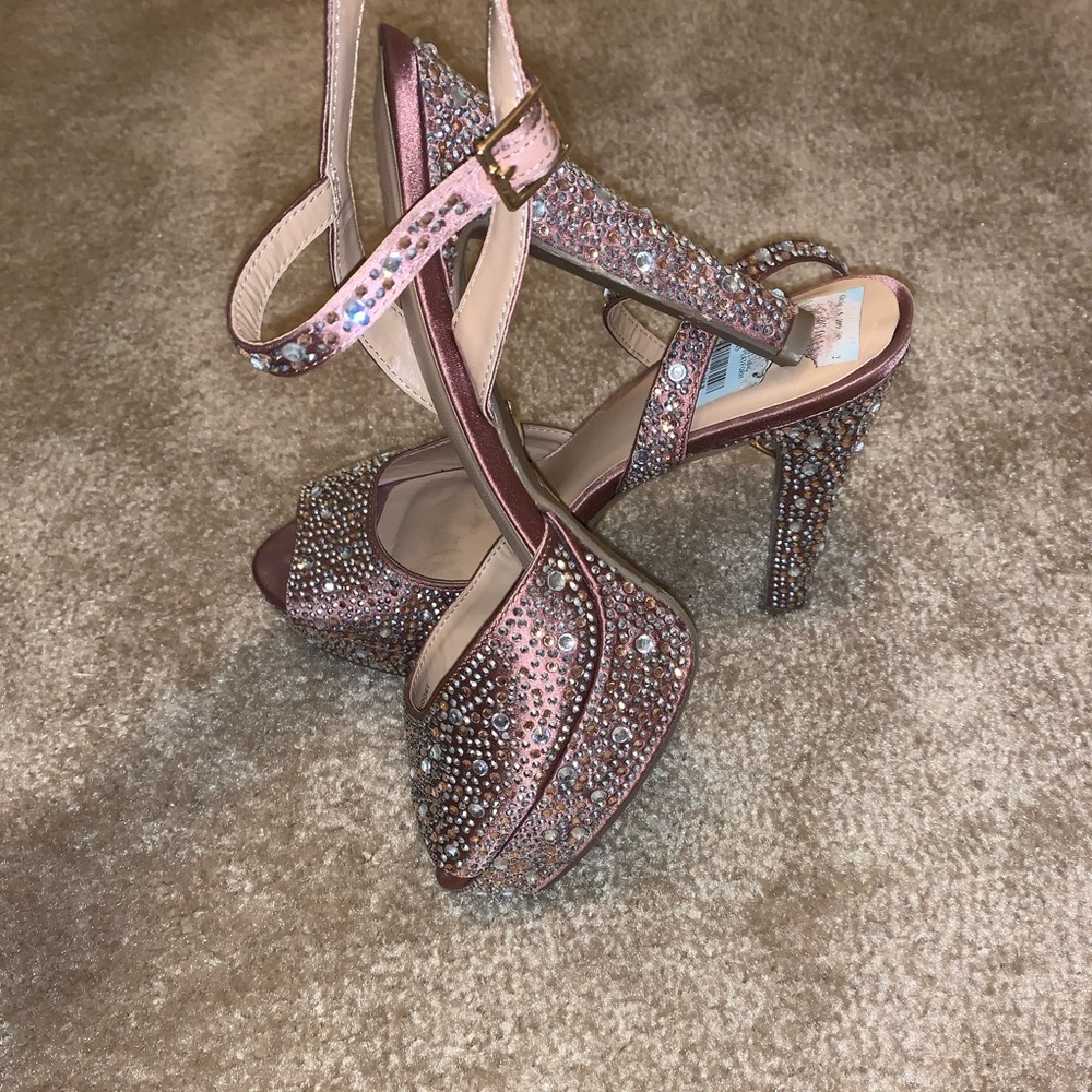 Beautiful sparkly shoes 👠